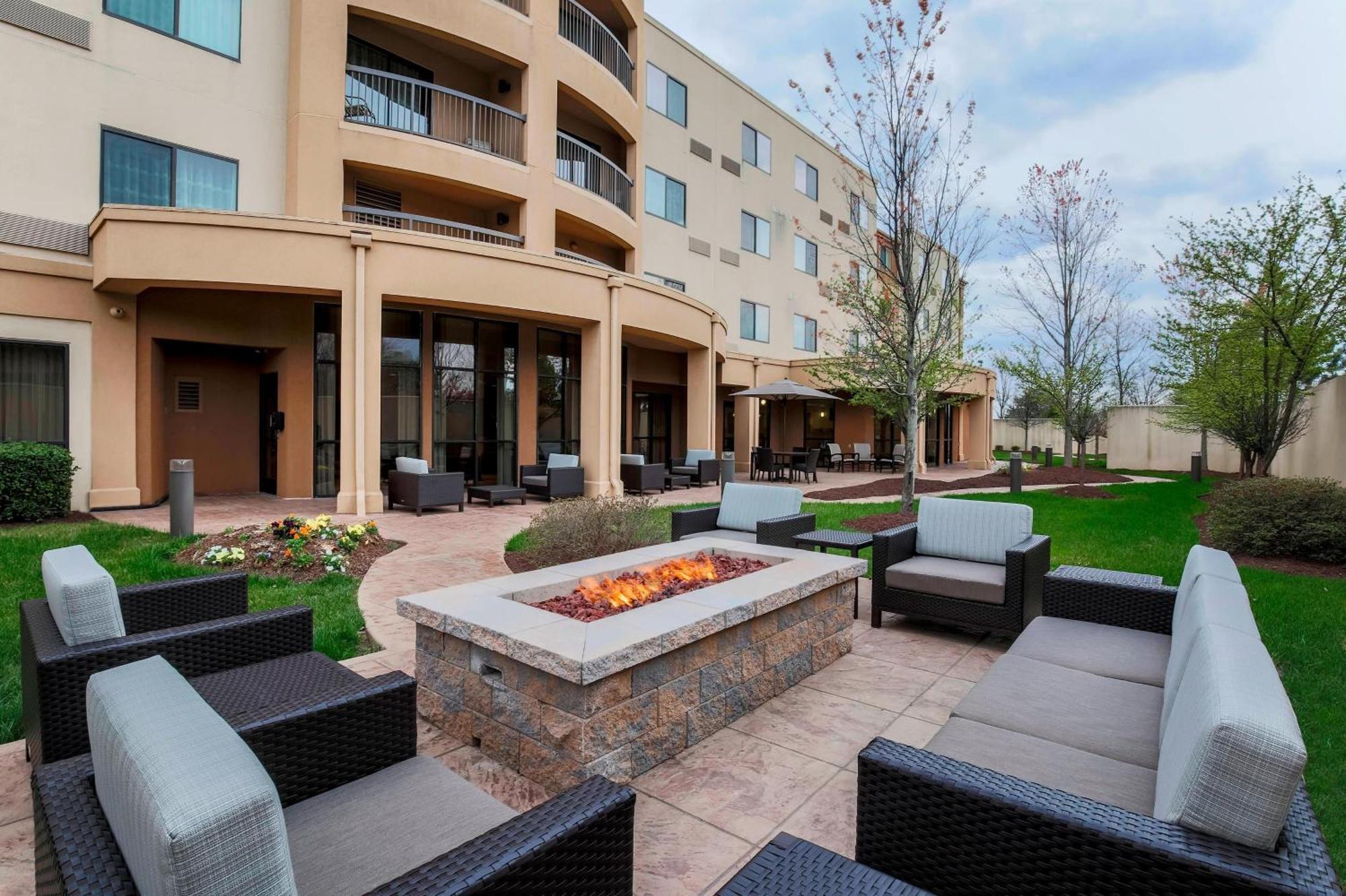 Courtyard By Marriott Potomac Mills Woodbridge Hotel Exterior foto
