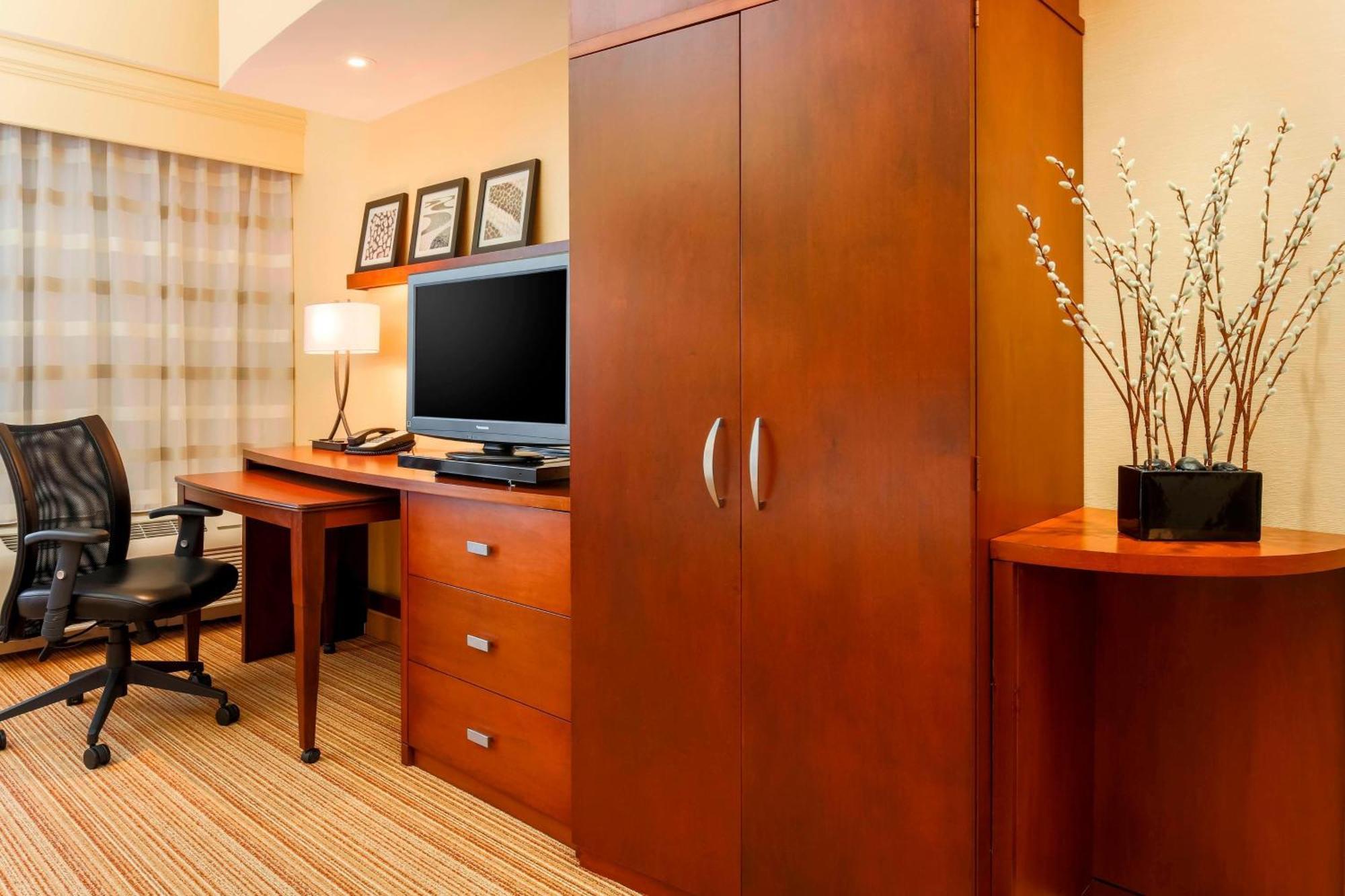 Courtyard By Marriott Potomac Mills Woodbridge Hotel Exterior foto